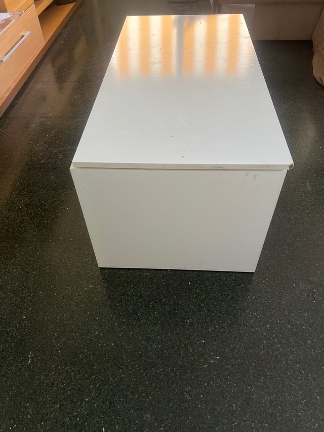 Mesa de centro blanca con almacenaje