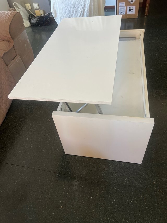 Mesa de centro blanca con almacenaje