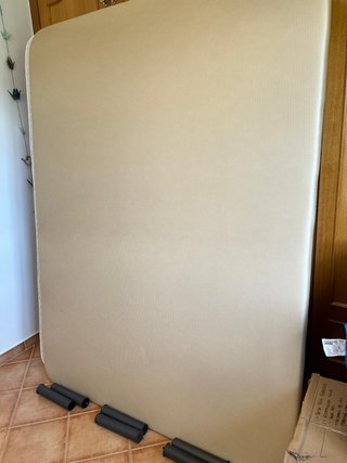 Base de cama tapizada tela