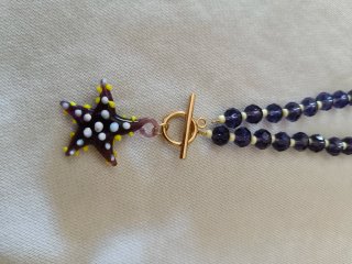 Collar de estrella morado y dorado