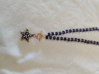 Collar de estrella morado y dorado