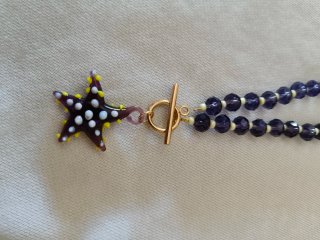 Collar de estrella morado y dorado