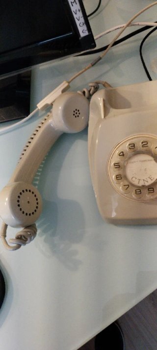 Teléfono antiguo de disco beige años 70