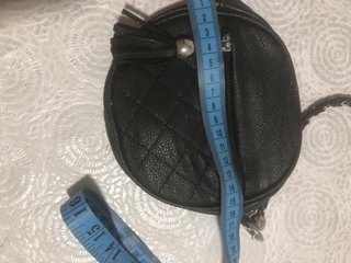 Bolso redondo negro con cadena