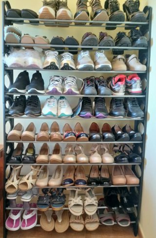 Lotto di 207 capi di abbigliamento, scarpe e borse nuove!