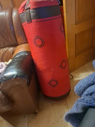 Saco de boxeo rojo con dianas