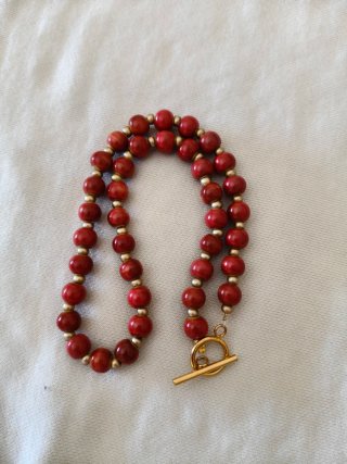 Collar de cuentas rojas y doradas