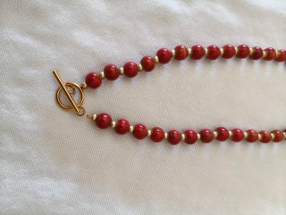 Collar de cuentas rojas y doradas
