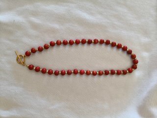 Collar de cuentas rojas y doradas