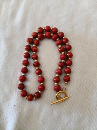 Collar de cuentas rojas y doradas