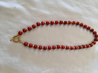 Collar de cuentas rojas y doradas