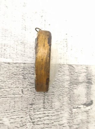 Relicario antiguo con figura