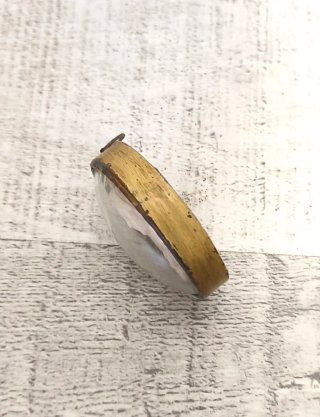 Relicario antiguo con figura
