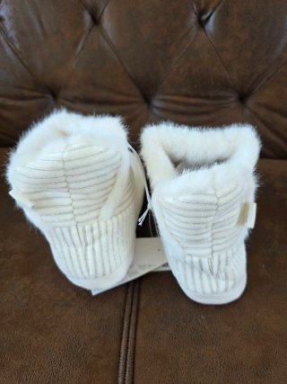 Botas de casa blancas con brillos.
