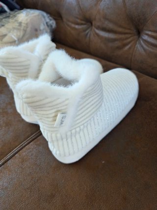 Botas de casa blancas con brillos.