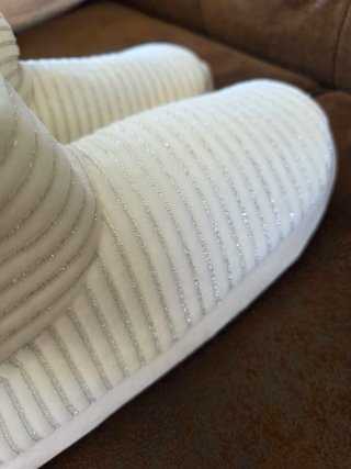 Botas de casa blancas con brillos.