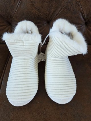 Botas de casa blancas con brillos.