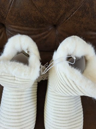 Botas de casa blancas con brillos.