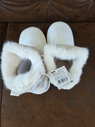 Botas de casa blancas con brillos.