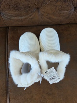 Botas de casa blancas con brillos.