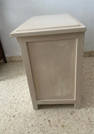 Tavolino ausiliario in legno con 2 cesti in vimini