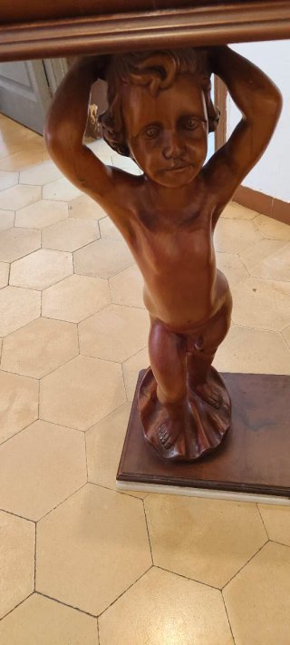 Consola Clásica con Figuras de Querubines