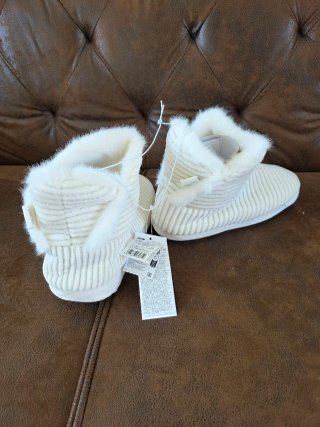 Pantuflas de punto con pelo plateadas