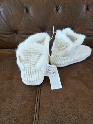 Pantuflas de punto con pelo plateadas