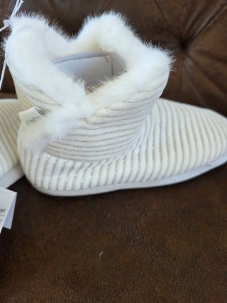Pantuflas de punto con pelo plateadas