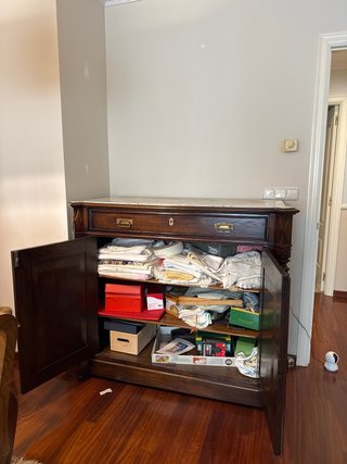 Cómoda de madera oscura