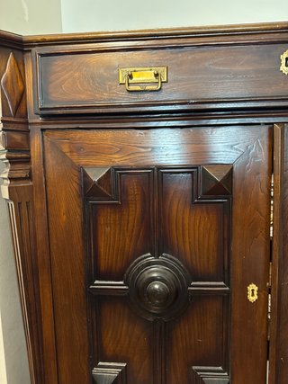 Cómoda de madera oscura