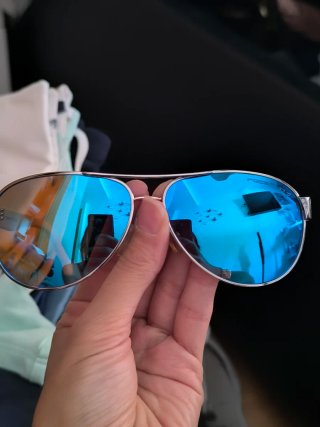 Gafas de sol aviador plateadas y azules