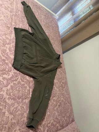 Sudadera verde militar con cremallera