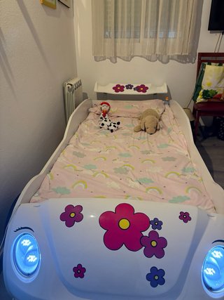 Cama infantil con diseño de coche
