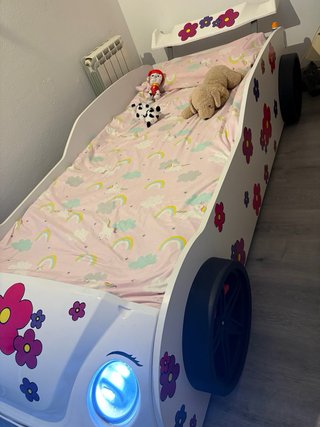 Cama infantil con diseño de coche