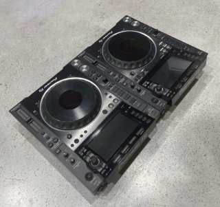 2x Pioneer DJ CDJ-2000NXS2 + Flightcases