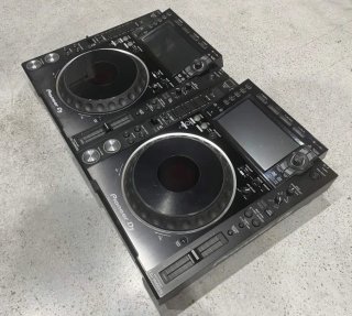 2x Pioneer DJ CDJ-2000NXS2 + Flightcases