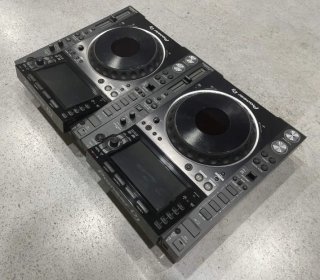 2x Pioneer DJ CDJ-2000NXS2 + Flightcases