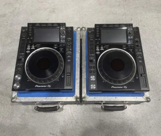 2x Pioneer DJ CDJ-2000NXS2 + Flightcases