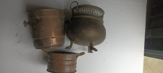 Cubos y jarrón de metal