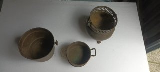 Cubos y jarrón de metal