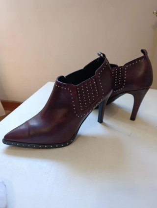 Botines granates con detalles plateados