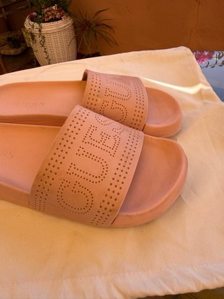 Chanclas Guess rosas