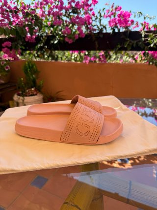 Chanclas Guess rosas