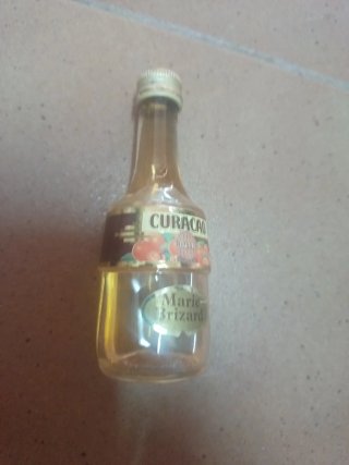 Botellitas vintage: Curacao y figura