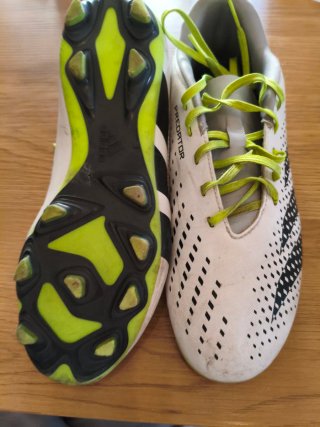 Botas de fútbol Adidas Predator verdes y blancas