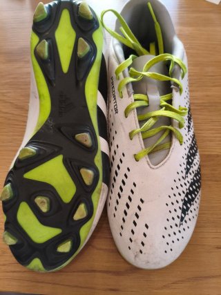 Botas de fútbol Adidas Predator verdes y blancas