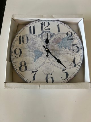 Reloj de pared con mapa del mundo