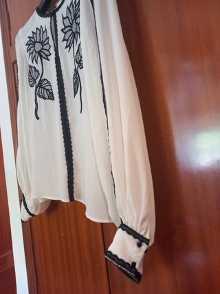Camisa Arggido Blanca con Bordado Negro