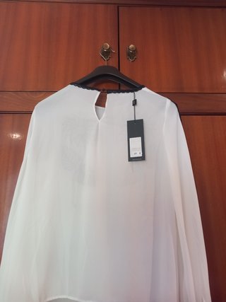 Camisa Arggido Blanca con Bordado Negro